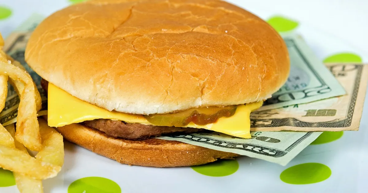 Burger z frytkami na pieniądzach - wizualizacja food cost w restauracji