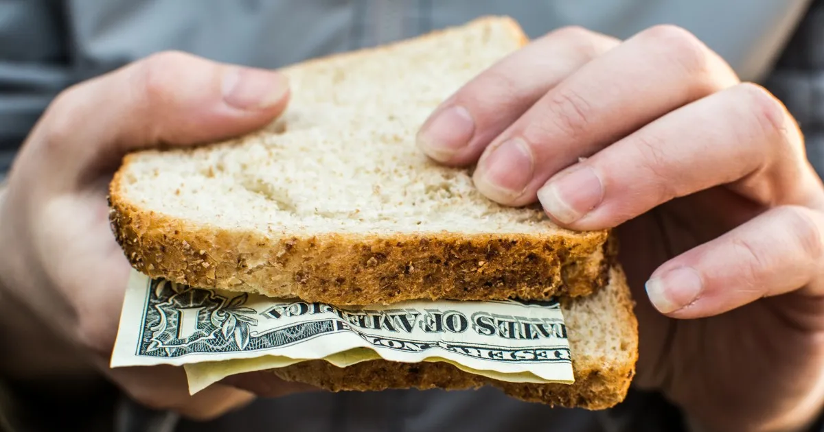 Chleb z pieniędzmi - ukryte koszty w restauracji
