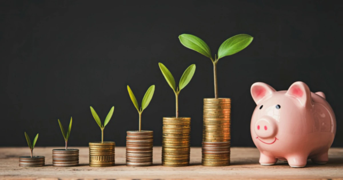 Rosnące stosy monet ze świnką skarbonką - skalowanie i oszczędności w gastronomii